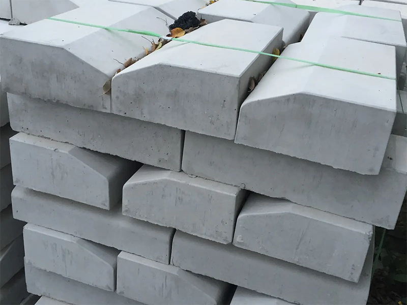 混凝土路緣石是一種常見的道路設(shè)施